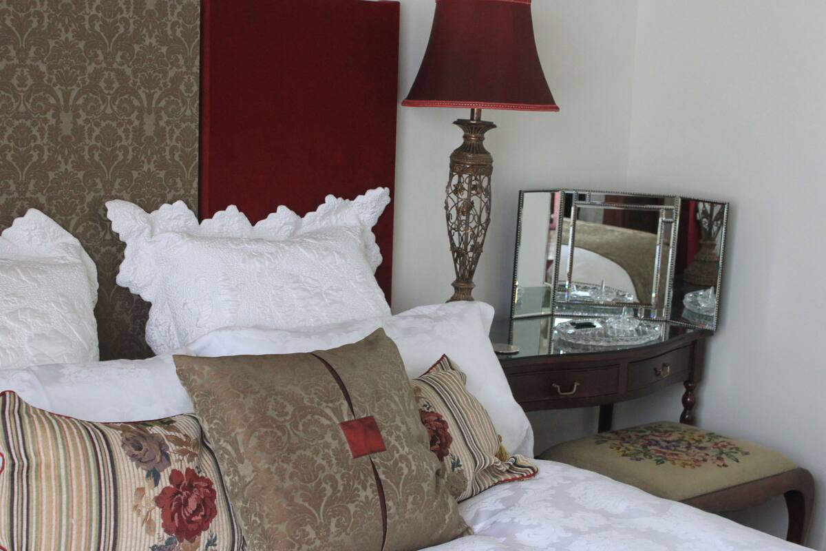 Phòng Suite Tiêu chuẩn, 2 phòng ngủ, không hút thuốc, bồn tắm thủy lực (Darcy Suite) | Nệm có lớp đệm bông, trang trí khác biệt