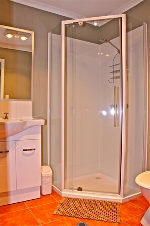 Villa Standard, 1 chambre, cuisine (villa) | Salle de bain | Douche, séchoir à cheveux, serviettes fournies