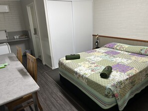 Chambre Double Deluxe | Chambres insonorisées, Wi-Fi gratuit, draps fournis