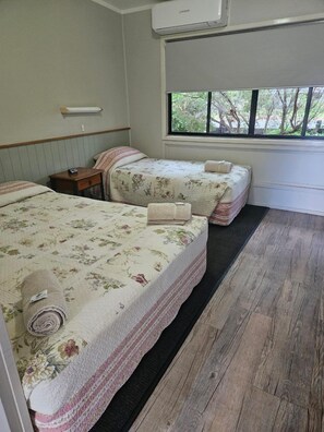 Quarto duplo standard, cozinha americana | Quartos à prova de som, Wi-Fi de cortesia, roupa de cama