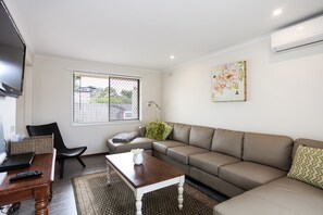 Living area - Beachfront Cottages Torquay (Torquay)