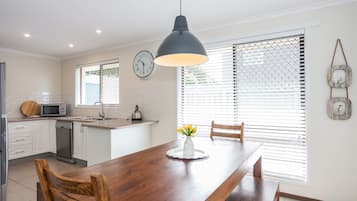 Fishos Beachfront Cottage | In-room dining
