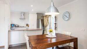 كوخ (Bell's Beachfront Cottage) | تناول الطعام داخل الغرفة