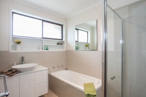 Bell's Beachfront Cottage | Bathroom | Towels - Beachfront Cottages Torquay (Torquay)
