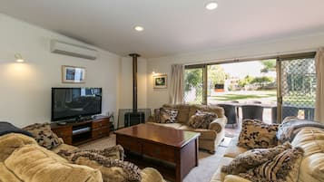 Beachfront Cottage (3 Queens, 2 Bunks and 1 Single Beds) | Living area