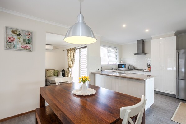 Casa de campo (Bell's Beachfront Cottage) | Servicio de comidas en la habitación