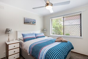 Bell's Beachfront Cottage | Egyptian cotton sheets, premium bedding, pillowtop beds, free WiFi - Beachfront Cottages Torquay (Torquay)