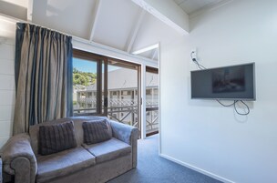 Apartment, 2 Bedrooms | Living area | 32-inch LED TV with satellite channels, TV