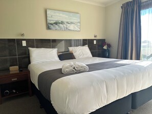 Superior Apartment | Egyptian cotton sheets, premium bedding, free WiFi, bed sheets - Admirals Motor Inn (Nelson)