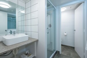 Douche, articles de toilette gratuits, sèche-cheveux
