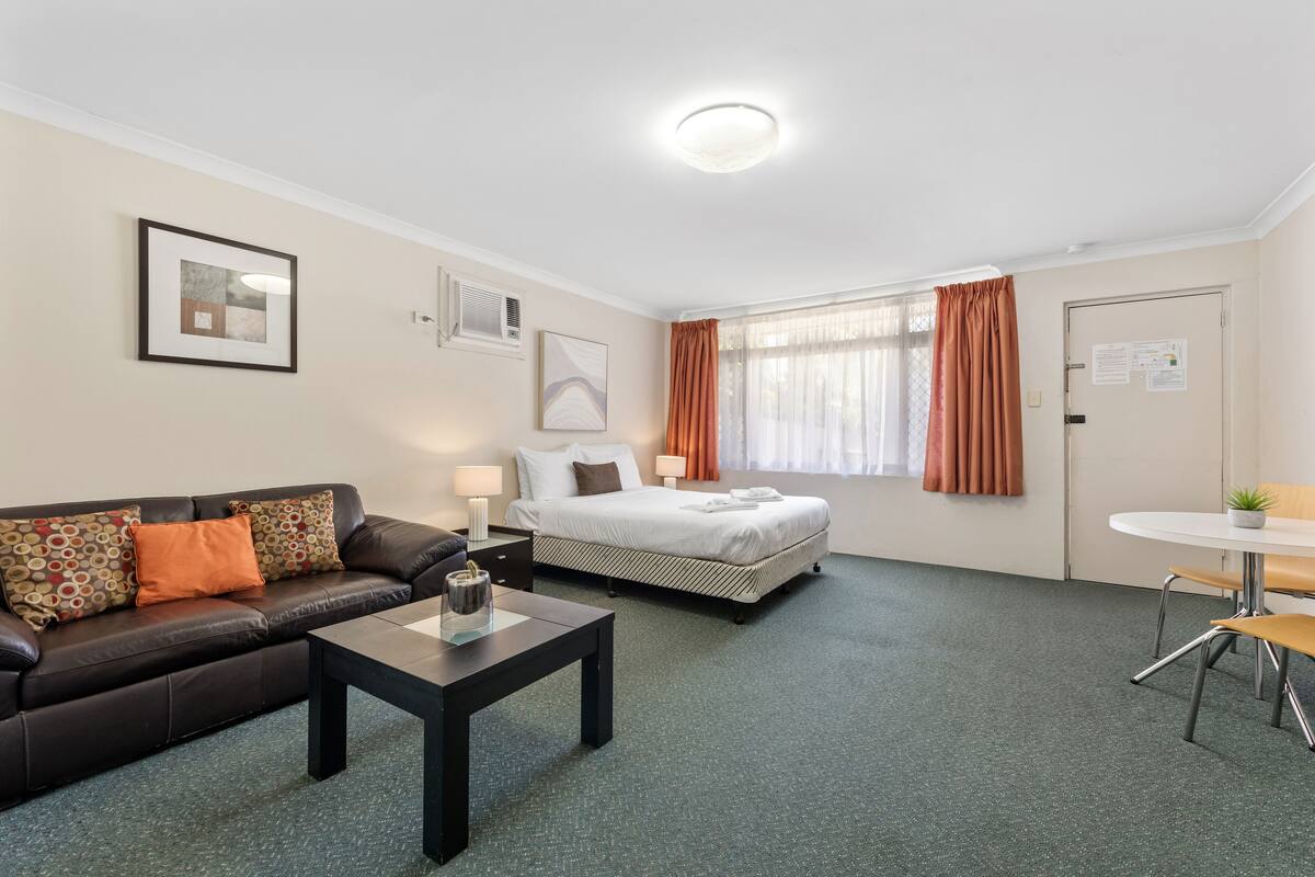 Standard Studio Suite, 1 Queen Bed, Non Smoking, Kitchenette | Desk, soundproofing, iron/ironing board, cots/infant beds