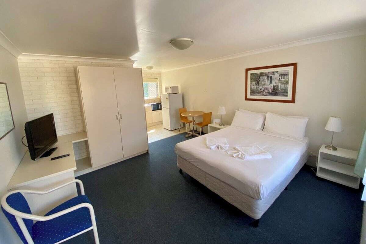 Standard Room, Non Smoking, Kitchenette (Queen Room) | Desk, soundproofing, iron/ironing board, cots/infant beds