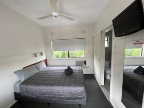 Standaard tweepersoonskamer, 1 queensize bed | Een bureau, verduisterende gordijnen, gratis wifi, beddengoed