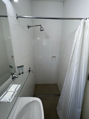Standard-dobbeltværelse - 1 queensize-seng | Badeværelse | Bruser, gratis toiletartikler, håndklæder, Sæbe