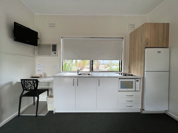 Deluxe Double Room, 1 Queen Bed, Kitchen | Private kitchen | Fridge, microwave, electric kettle, toaster - Hi-Way Motel Grafton - Digital & Contactless (South Grafton)