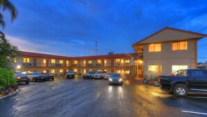 A motel with multiple rooms, a reception area, and a parking lot with several cars. - Hi-Way Motel Grafton - Digital & Contactless (South Grafton)