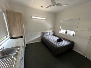 Desk, blackout curtains, free WiFi, bed sheets - Hi-Way Motel Grafton - Digital & Contactless (South Grafton)