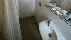 A bathroom with a shower, a sink, and a mirror. - Hi-Way Motel Grafton - Digital & Contactless (South Grafton)