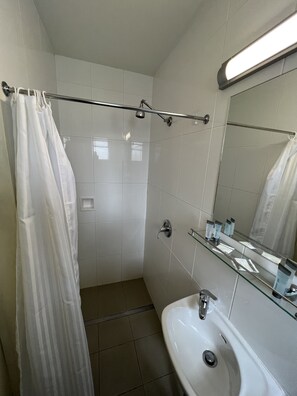 Shower, free toiletries, towels, soap - Hi-Way Motel Grafton - Digital & Contactless (South Grafton)