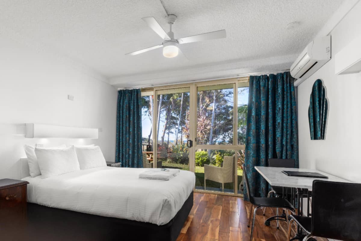 Quarto solteiro clássico, vista parcial para o mar (Garden View Room) | 2 quartos, ferros/tábuas de passar roupa, Wi-Fi de cortesia