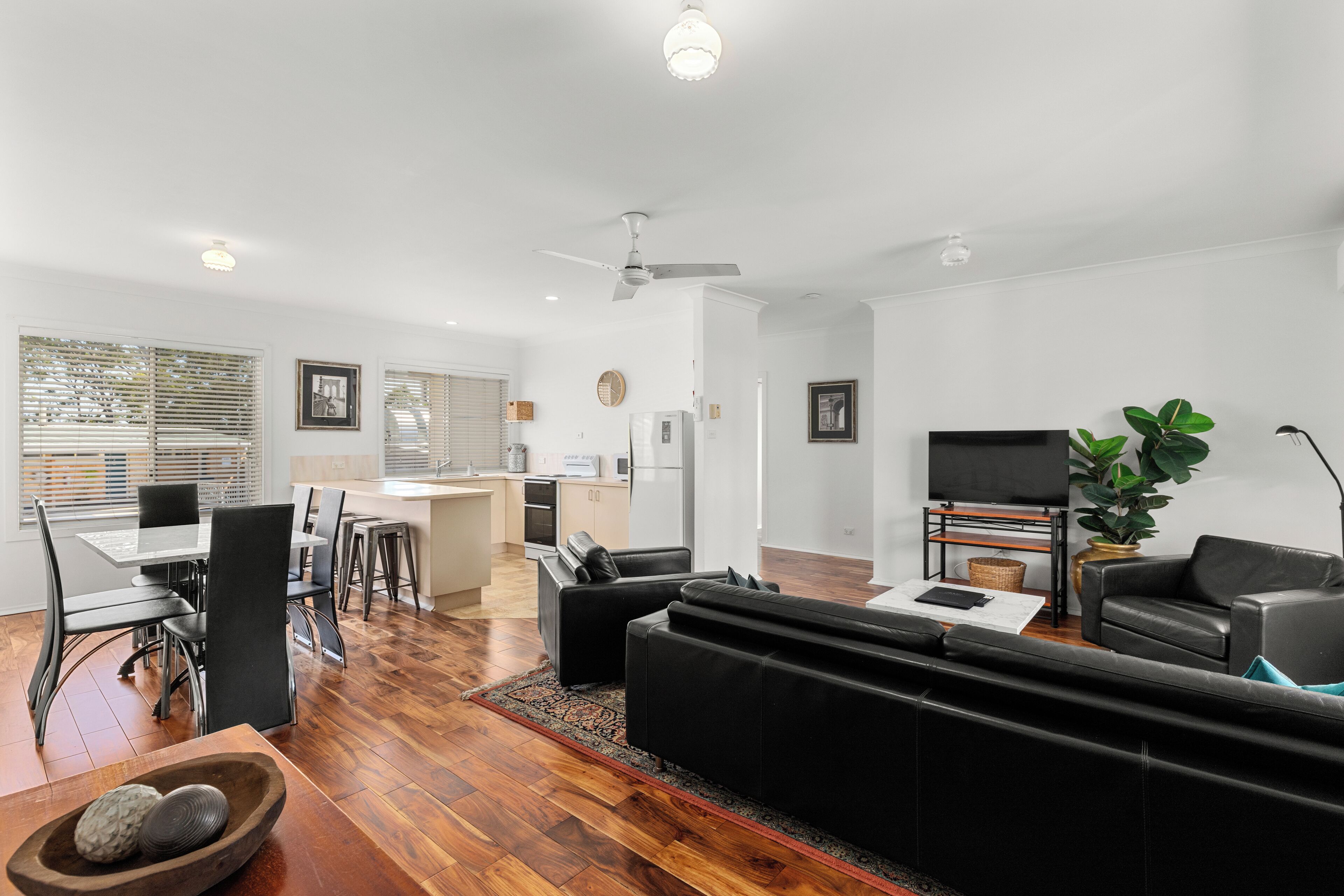 Apartment, 3 Bedrooms | Living area | 42-inch TV with digital channels
