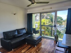 River View Apartment | Iron/ironing board, cribs/infant beds, free WiFi, bed sheets - Motel Miramar (Nambucca Heads)