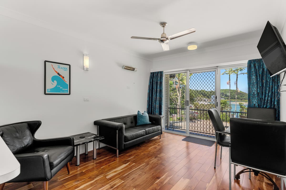 Departamento estándar, para no fumadores, cocina (One Bedroom River view) | Tabla de planchar con plancha, cunas, wifi gratis y ropa de cama