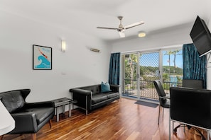 Departamento estándar, para no fumadores, cocina (One Bedroom River view) | Tabla de planchar con plancha, cunas, wifi gratis y ropa de cama