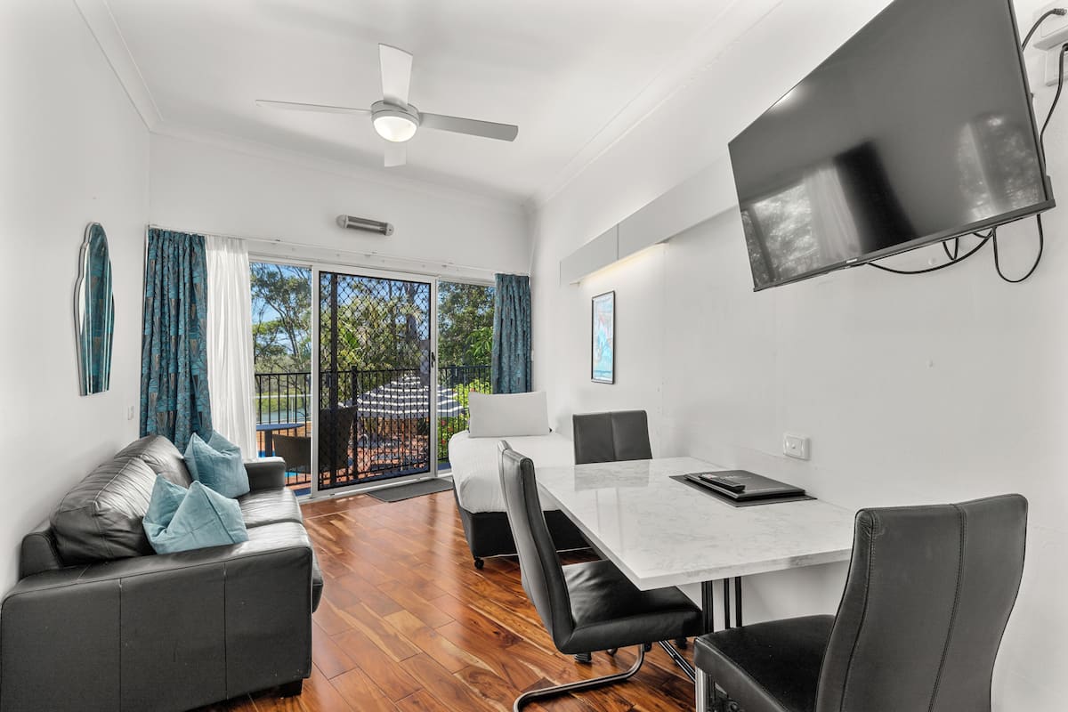 Suite familiar, 1 habitación, vista a la alberca | Área de sala de estar | Televisión de 42 pulgadas con canales digitales