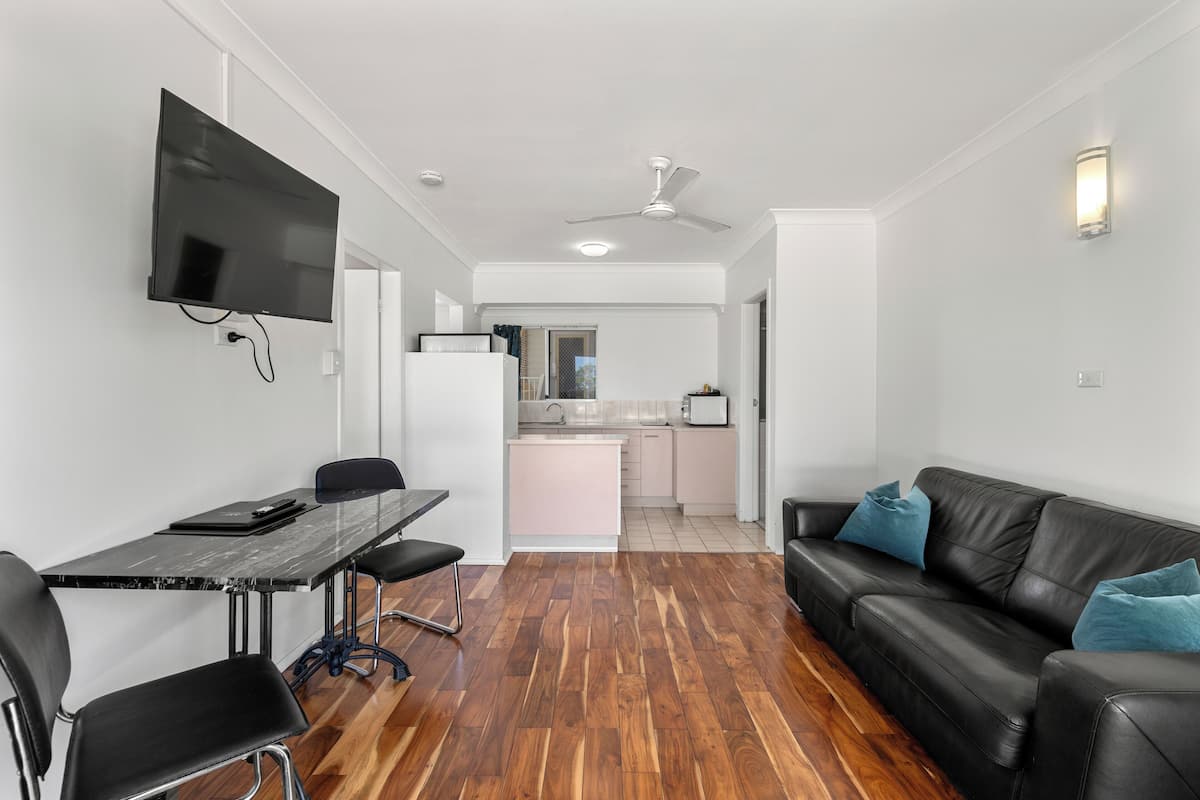 Habitación clásica | Área de sala de estar | Televisión de 42 pulgadas con canales digitales