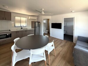 Classic Cabin Sleeps 6 | Living area