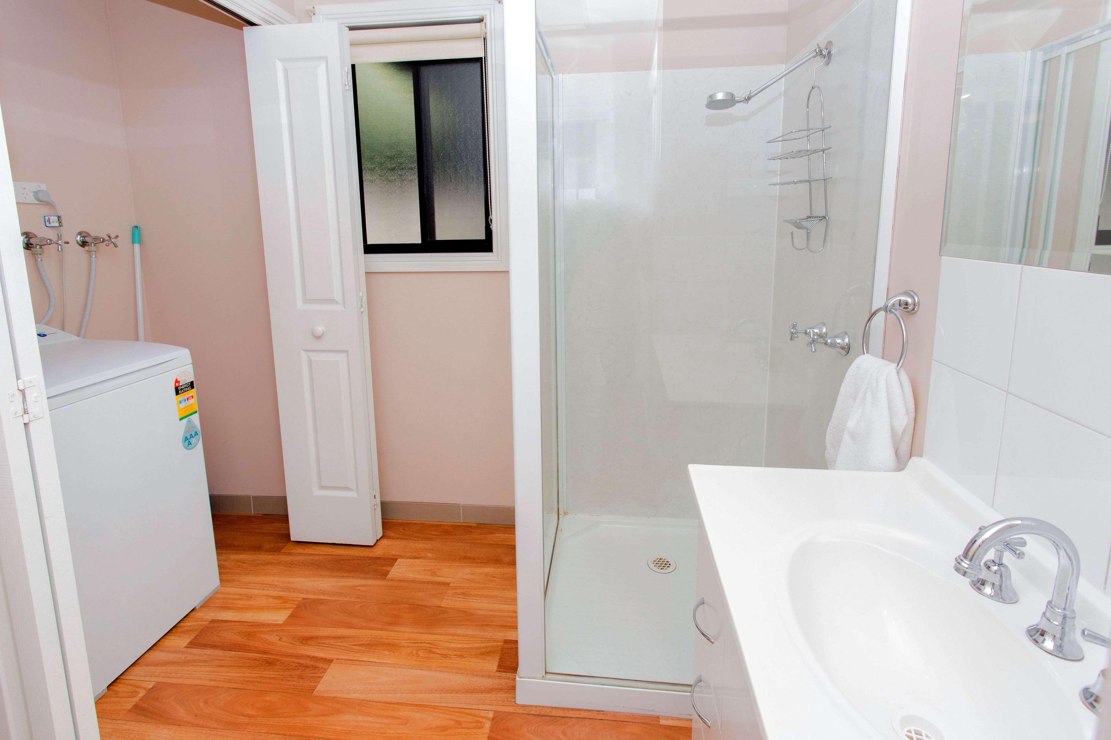 Un baño con ducha, lavabo e inodoro.