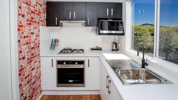 Studio | Eigene Kochnische | Kühlschrank, Mikrowelle, Ofen, Herdplatte