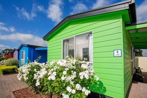Soundproofing, iron/ironing board, WiFi, bed sheets - BIG4 Traralgon Park Lane Holiday Park (Traralgon)