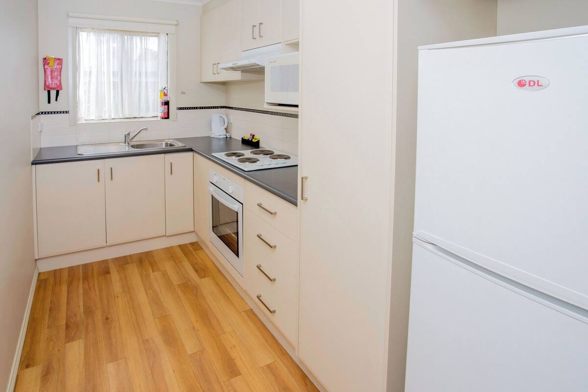 Family Cabin (Sleeps 4) | Private kitchen