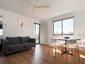 Living area - BIG4 Traralgon Park Lane Holiday Park (Traralgon)