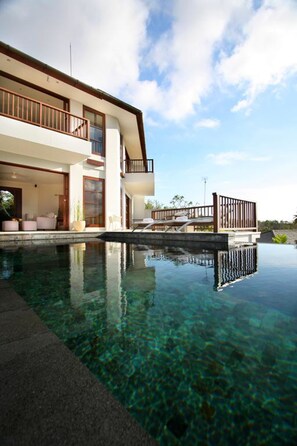 Kolam renang outdoor