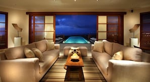 Villa, 4 chambres, piscine privée | Salle de séjour | Télévision à écran plat, lecteur de DVD