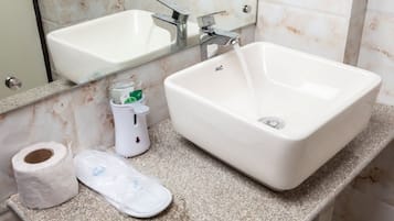 Chuveiro, produtos de toalete grátis, chinelos, toalhas de banho