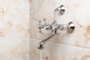 Chambre Standard | Salle de bain | Douche, articles de toilette gratuits, chaussons, serviettes fournies