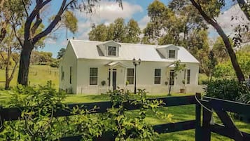 Suite estándar, 1 habitación, para no fumadores, refrigerador y microondas | Vista al jardín