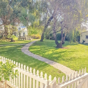 Standard Suite, 1 Bedroom, Non Smoking, Refrigerator & Microwave | Iron/ironing board, free WiFi, bed sheets - Clonmara Country House & Cottages (Port Fairy)
