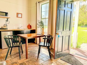 Suite Standar, 1 kamar tidur, Bebas Asap Rokok, lemari es & microwave | 2 kamar tidur, setrika/meja setrika, Wi-Fi gratis, dan seprai linen