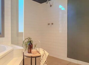 Standard Suite, 1 Bedroom, Non Smoking, Refrigerator & Microwave | Bathroom - Clonmara Country House & Cottages (Port Fairy)