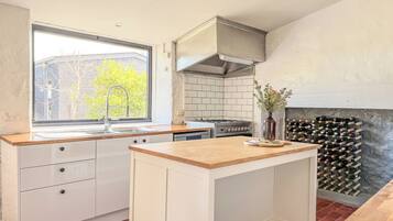 Traditional House, 2 Bedrooms, Kitchen | Private kitchen | Fridge, microwave, coffee/tea maker, electric kettle