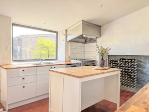 Traditional House, 2 Bedrooms, Kitchen | Private kitchen | Fridge, microwave, coffee/tea maker, electric kettle