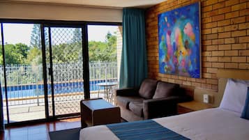 Superior kamer | Hypoallergeen beddengoed, een bureau, een strijkplank/strijkijzer