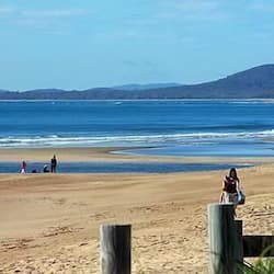 Una playa cerca