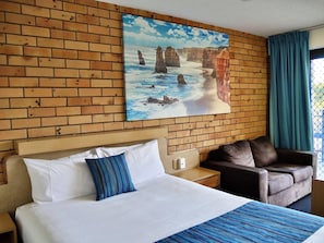 Hypo-allergenic bedding, desk, iron/ironing board, rollaway beds - Tannum on the Beach Motel (Tannum Sands)