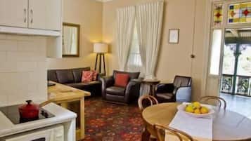 Suite superior, 2 habitaciones, cocina básica, vistas a la ciudad | Ropa de cama de alta calidad, escritorio, tabla de planchar con plancha